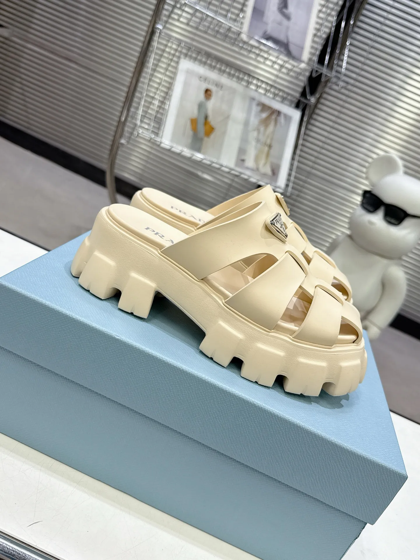 👟👟Ex-factory price 440👟👟 2025 exclusive version super popular🎊🎊🎊prada Prada triangular buckle serrated Roman thick-soled rubber foam ultra-light sandals are retro, fashionable and avant-garde, the upper perfectly restores the original craftsmanship, making the whole pair of shoes light and comfortable, full of holiday feel, bright colors💐💐💐💐 A variety of choices to satisfy fashionable people of different styles! The iconic metal triangle logo is paired with the shape of ancient beach sandals. Every design element is fashionable! Code number 35-40​